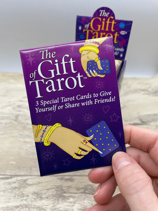 3 Card Tarot Readings by Lo Scarabeo – a display of 50 envelopes offering quick and insightful tarot guidance.
