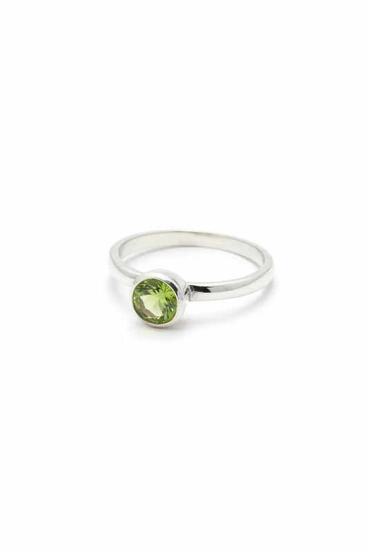 Peridot round .925 Silver Ring