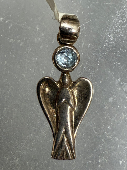 Aquamarine Sterling Silver Pendant – calming blue crystal jewelry symbolizing tranquility, clarity, and communication.
