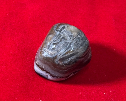 Banded Agate Crystal Tumbled – polished agate stones featuring natural banded patterns, perfect for grounding and balance.
