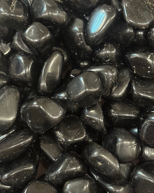 Black Obsidian Tumbled Mexico – polished black obsidian stones from Mexico, known for protection and grounding.
