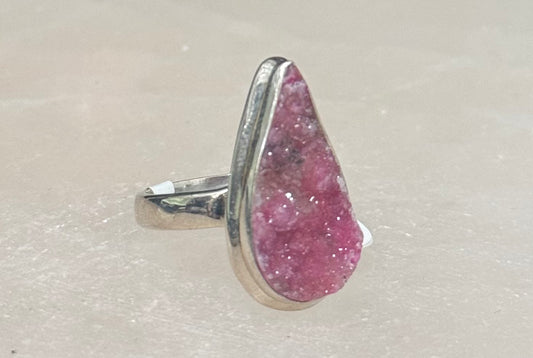Cobalto Calcite Druze Ring size 7 – vibrant purple crystal jewelry featuring druzy formation, known for healing and spiritual growth.
