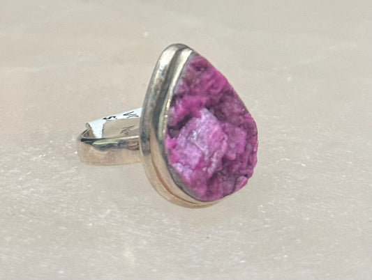 Cobalto Calcite Druze Sterling Silver Ring size 6 – vibrant purple crystal jewelry featuring druzy formation set in sterling silver, known for healing and spiritual growth.
