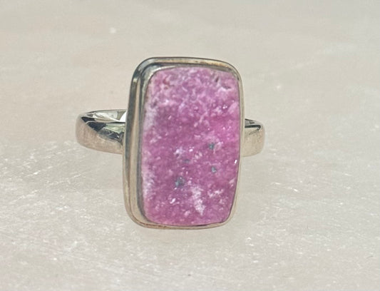 Cobalto Calcite Druze Sterling Silver Ring size 9 – vibrant purple crystal jewelry featuring druzy formation set in sterling silver, known for healing and spiritual growth.

