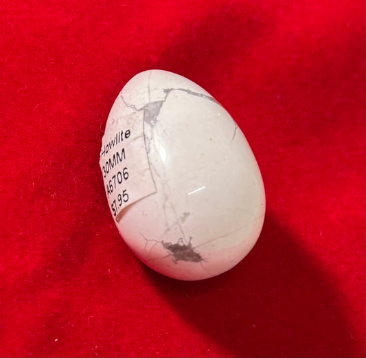 Howlite 30MM Crystal – polished howlite stone measuring 30mm, ideal for calming and stress relief.
