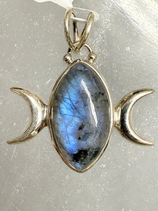 Labradorite Sterling Silver Pendant – mystical silver jewelry featuring iridescent labradorite stone known for protection and transformation.
