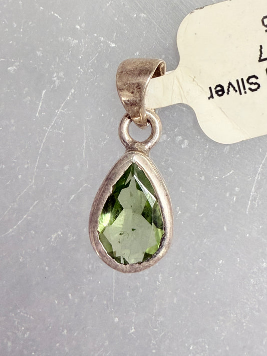 Peridot Sterling Silver Pendant – vibrant green crystal jewelry known for abundance, healing, and positive energy.
