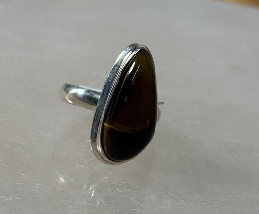 Tiger Eye Africa Sterling Silver Ring Size 8 – vibrant tiger eye stone from Africa set in sterling silver, ideal for stylish and elegant jewelry.
