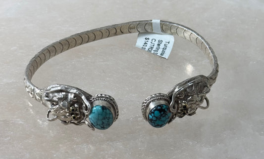 Turquoise Sterling Silver Bracelet – vibrant turquoise stones set in sterling silver, crafted into a stylish and timeless bracelet.
