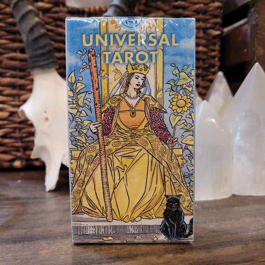 Universal Tarot by Roberto De Angelis – a modern reinterpretation of Rider-Waite imagery with refined, dynamic illustrations.
